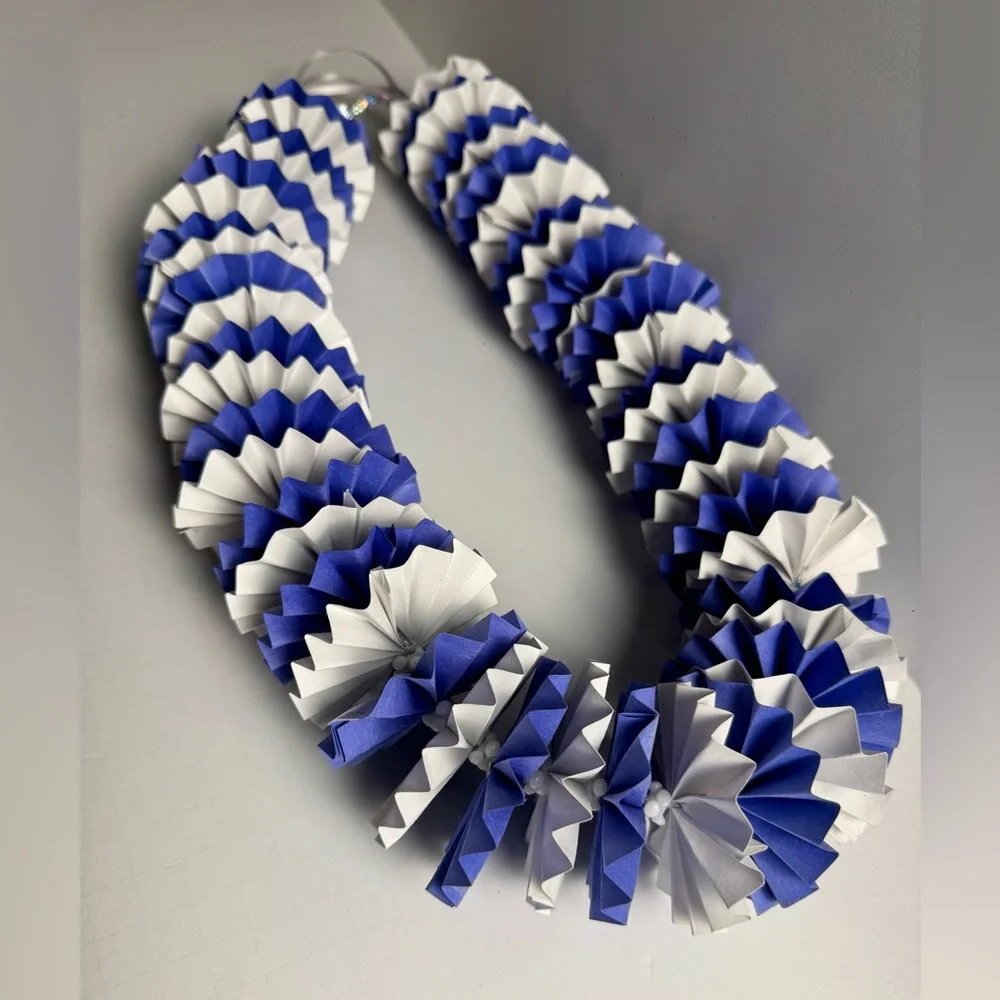 Handmade Blue & White Paper Lei - Picture 5 of 6